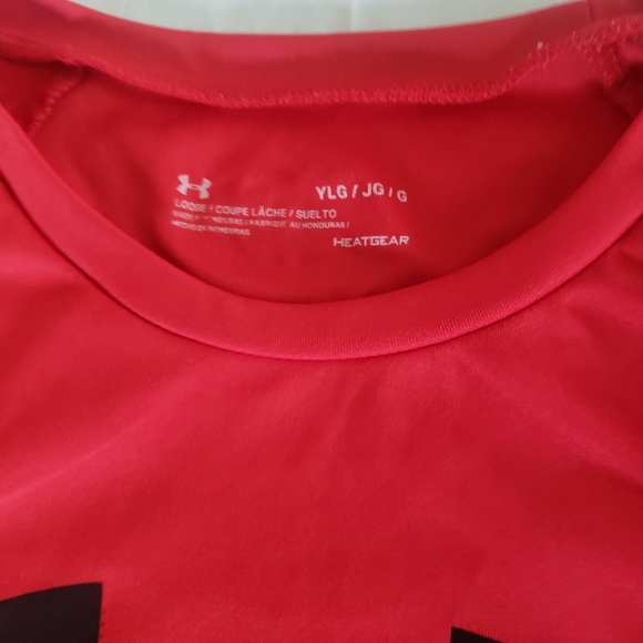 ⭐ Under Armour Red Short Sleeve T Shirt Size Youth Large Loose Heat Gear - Picture 3 of 4